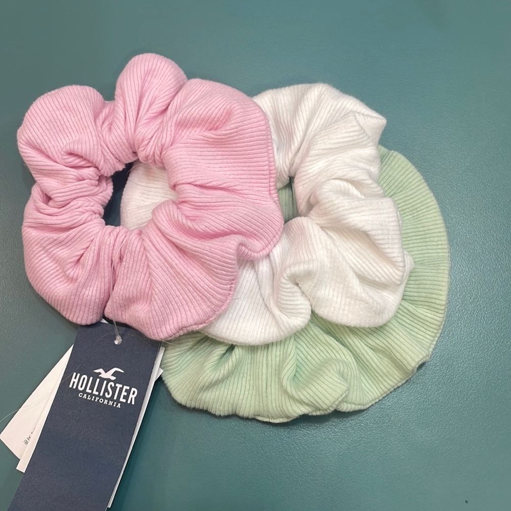 NWT set of 3 Hollister Scrunchies